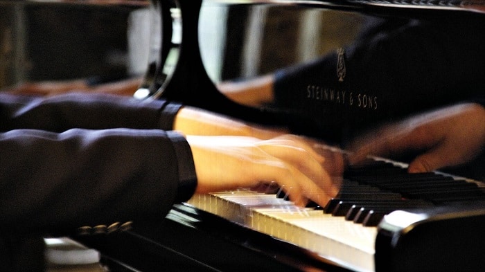 Zoom sur les mains d'un pianiste